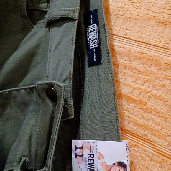 Retro High Rise Shorts - Picture 7 of 7